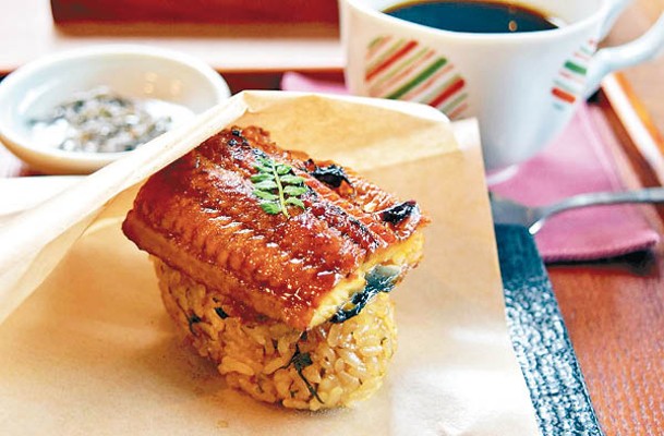 「咖啡套餐」其中一款小食鰻魚飯糰，美味的蒸饅魚放在藥膳飯糰上，非常吸引。