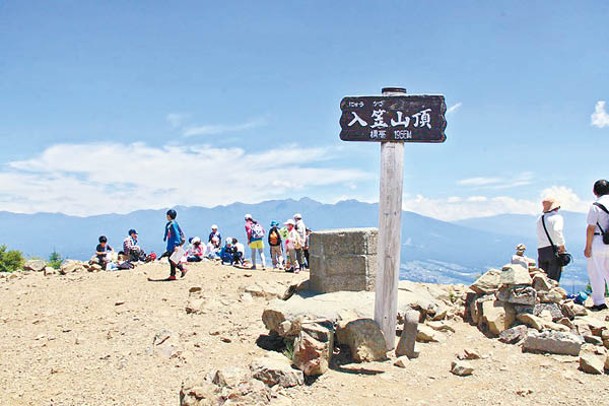 到達海拔1,955米高的入笠山山頂，可觀賞八岳、富士山及飛驒山脈等美景。