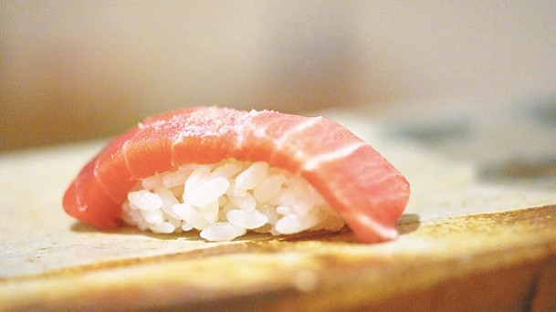 選用新鮮肥美的吞拿魚製作的吞拿魚手握壽司，灑點海鹽調味，有助吊出魚的鮮甜味。