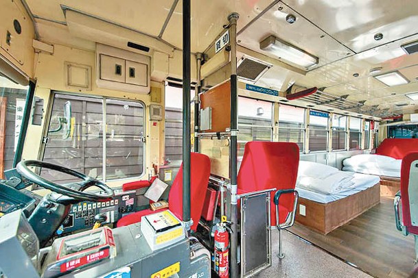 巴士改裝成另一個睡房，可供3人入住。