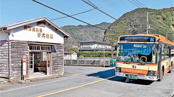 Bustay的住宿空間包括木造巴士站及整輛東海巴士，遊客能體驗在車站及車上過夜。