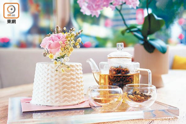 茉莉桂花烏龍蛋糕配茉莉桂花鐵觀音<br>花茶加奶製作的蛋糕，味道有點似珍珠奶茶，與相同氣息的茶湯搭配，花香濃郁，但又帶來一絲不一樣的味道。