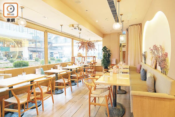 餐廳以木系設計，配合不同的花草點綴，寧靜舒適。