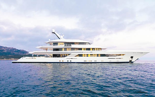 長70米的「JOY」，採用全排水船體，最多可以容納12位客人。（Feadship）