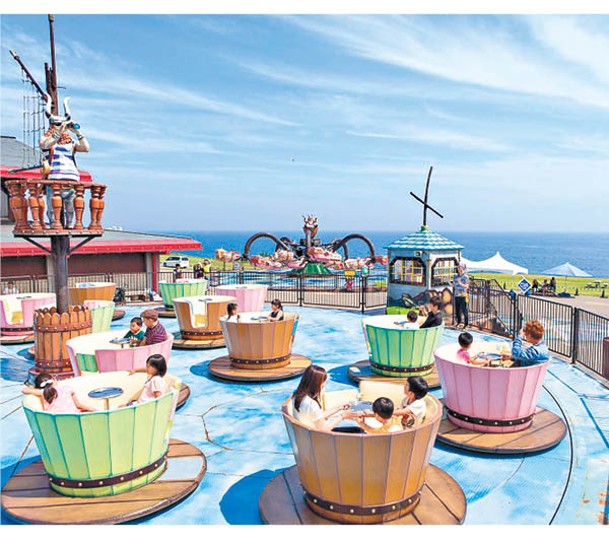 以海盜為主題的Pirates機動遊戲區，可邊賞海邊玩「咖啡杯」。