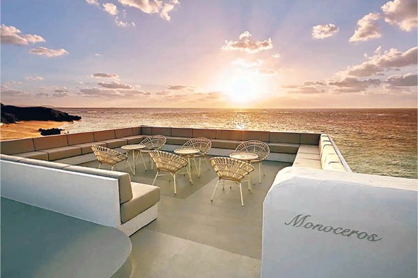 Monoceros區域設有舒適的座位給住客欣賞日落。