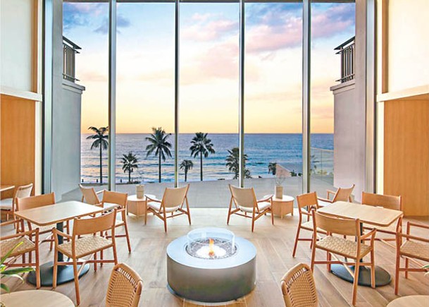 位於WEST棟2樓的餐廳Eatery，設有超大落地玻璃讓你飽覽無敵海景。