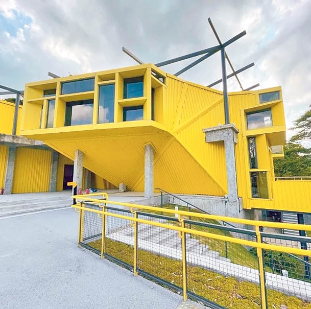 黃房子是咖啡店，將檸檬黃色與工業風結合。
