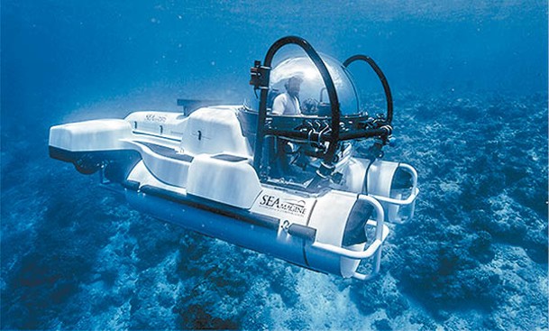 住客乘坐新型潛水艇Ocean Pearl，潛入印度洋觀賞美麗海洋世界。
