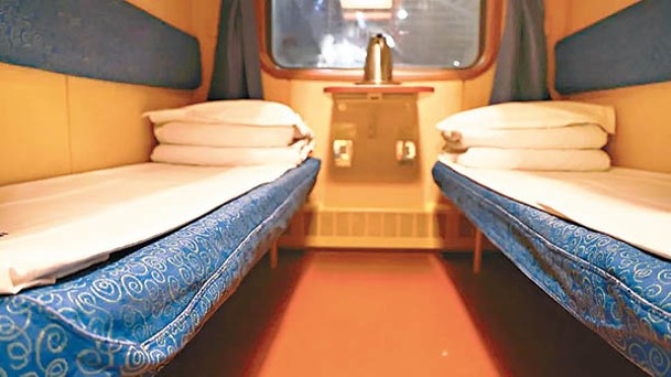 採用4人空調臥鋪車廂，車內臥鋪寬度比一般列車寬8cm。