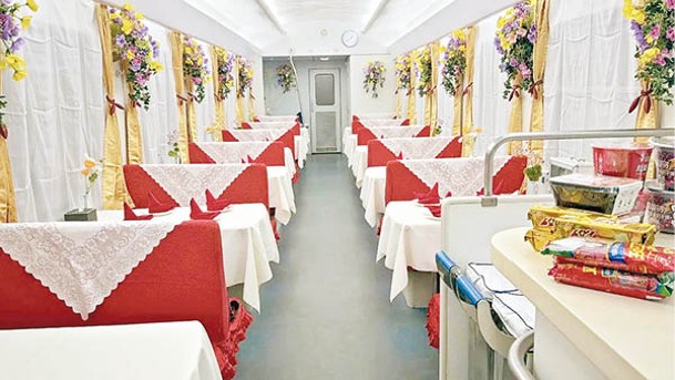 國內列車設有1輛餐車，提供地道美食。