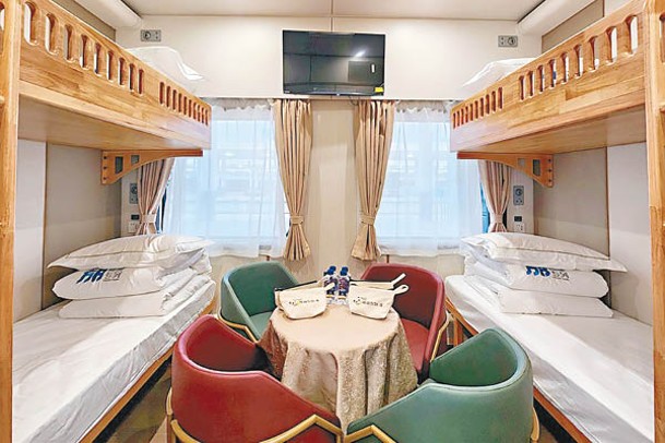 「鎣華」高級軟臥車廂分為4人和雙人兩種房型，採用實木上下床鋪和木製階梯，配有座椅、圓桌和電視等設備。
