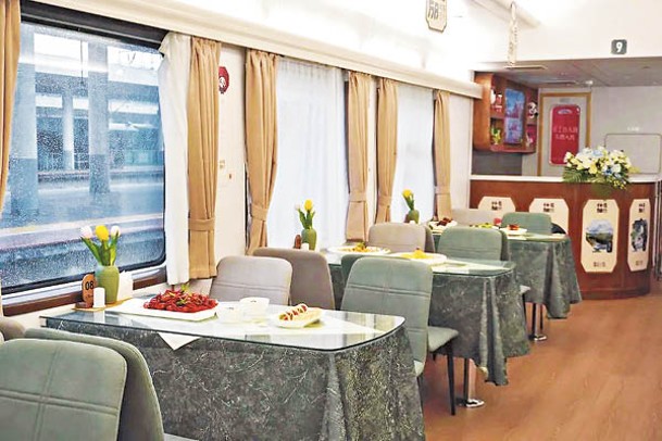 車廂內設餐廳，提供四川風味菜式之外，更會根據行程推出各地特色美食。
