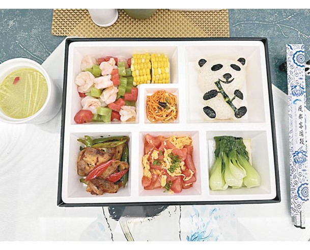 車廂飯盒的菜式豐富，也不忘將米飯弄成熊貓模樣。