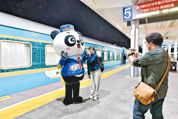 列車出發前有穿上熊貓裝的職員前來招呼乘客。