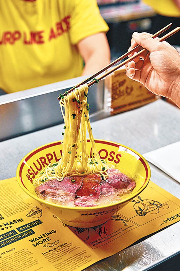 ULTRA WAGYU RAMEN<br>長時間熬煮的和牛骨湯配幼細麵條，加上和牛叉燒和辣醬，惹味吸引，是新加坡店率先推出的新品。