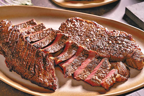 Signature Grilled Meats from the Fire<br>揀選不同口感和味道的牛肉後，再按喜好挑選醃料，之後以炭火燒烤，肉嫩富油香。