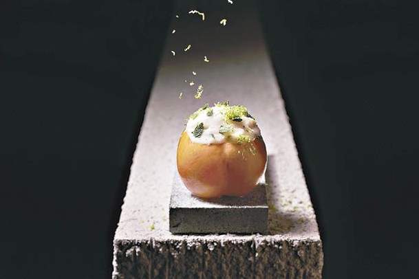 Yuzu Makgeolli<br>韓國梨子挖空釀入韓國米酒製成的沙冰，表面放梨肉和食用花，享用烤肉後品嘗，消滯去膩。