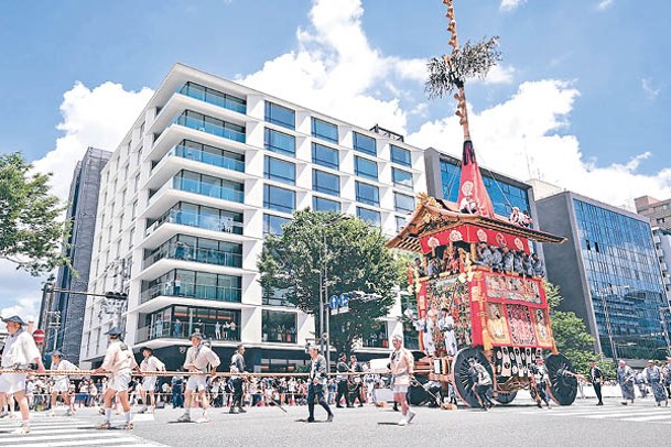 酒店坐落於祇園祭必經街道御池通，站在窗邊已可感受到熱鬧氣氛。