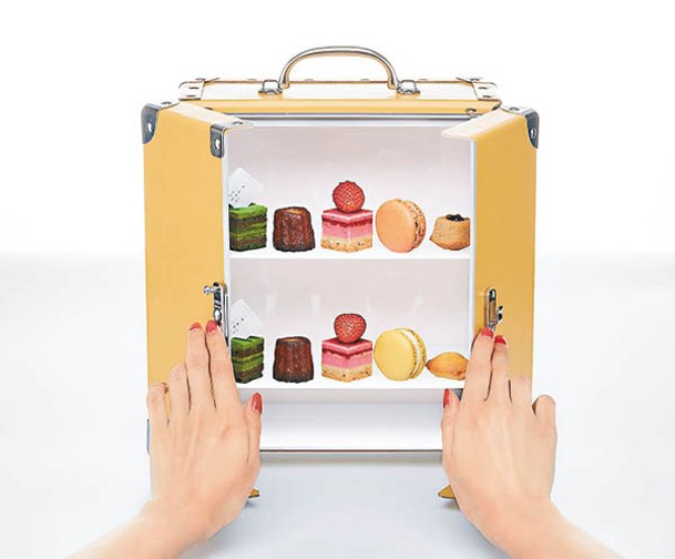 貴賓室下午茶甜品放在小行李箱中，打開時相當驚喜！