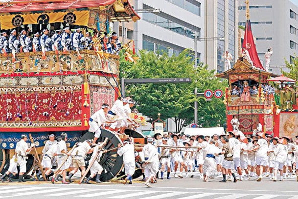 山鉾巡行時可看到美輪美奐的山鉾車沿着四條通、河原町通、御池通緩緩而行。