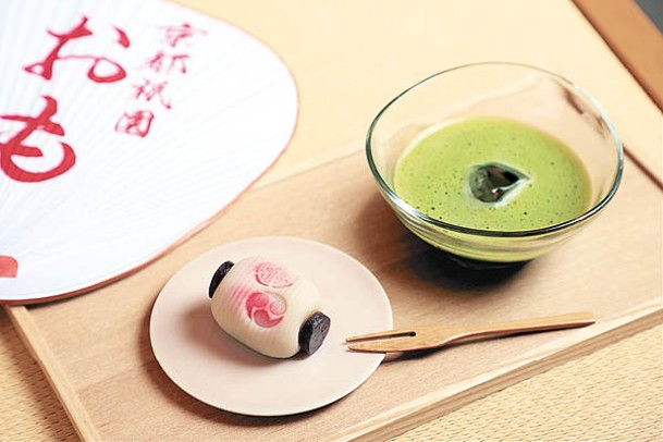 酒店舉辦的祇園祭講座會提供祇園祭限定的和菓子配冷抹茶，和菓子呈提燈形狀，相當精緻。費用¥500（約HK$26）。