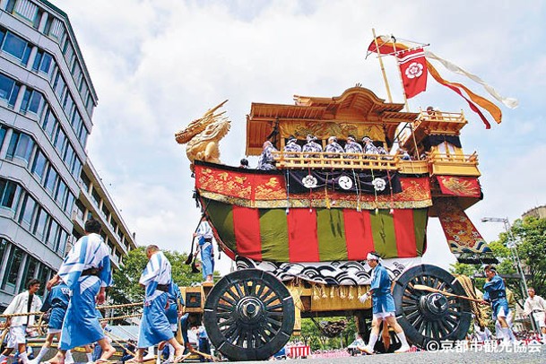 Dhawa悠洛京都的「祇園祭特別宿泊方案」包含觀眾席入場券，可舒舒服服坐着看巡遊。