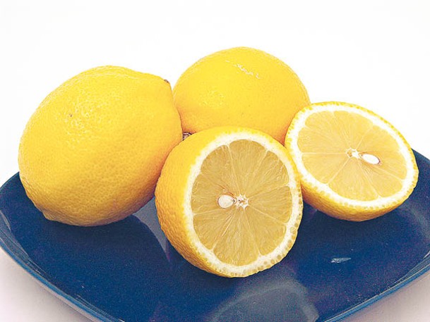 用檸檬水拍打臉部，讓肌膚吸收維他命C，有助美白。