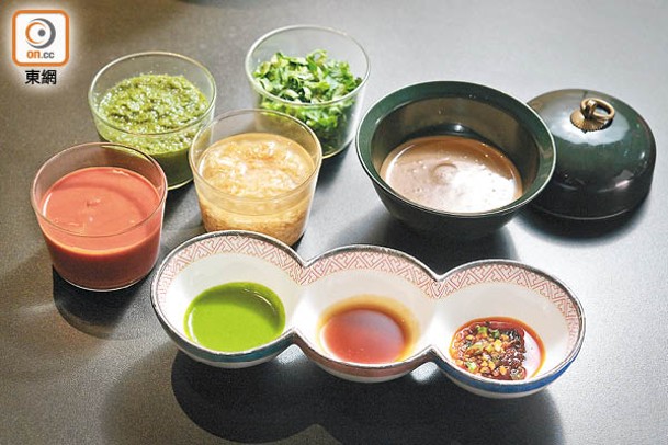 傳統芝麻醬會加葱花、芫荽、韭菜醬和腐乳醬混合，食店還加入新派的內蒙沙葱椒麻汁、昆布豉油汁和香辣醬。