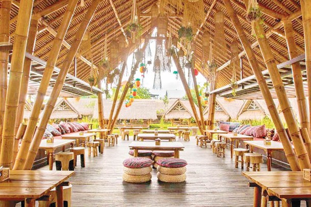 餐廳主要由竹子茅草建築而成，周圍被山水環抱，寫意感十足。