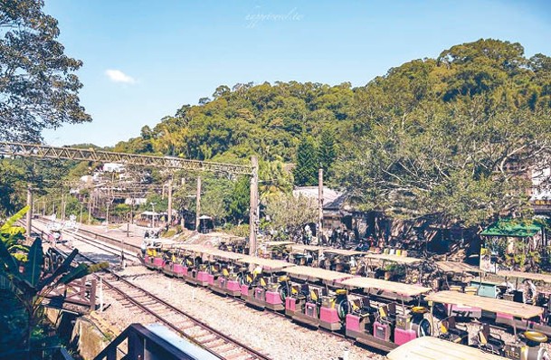 由於餐廳位於車站對面，可從高處俯瞰底下的舊鐵道。