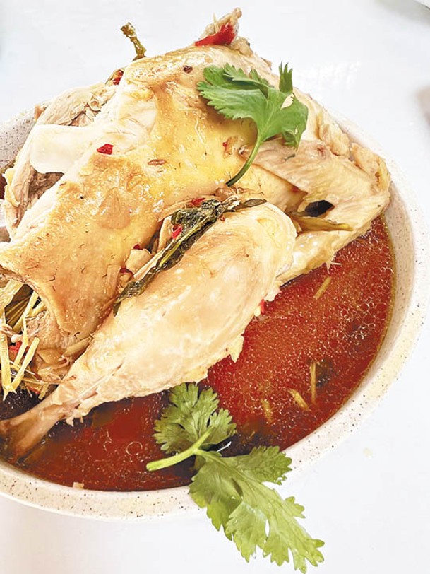 招牌菜之一的泰式清蒸燉雞，味道清新開胃，但需要提前預訂。