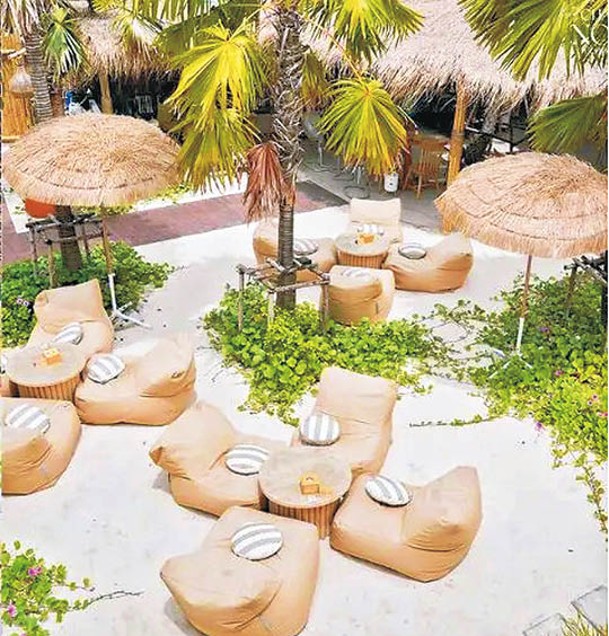 戶外一樓的露天座位布置最為精美，以椰子樹、藤製家具等元素，打造夢幻空間。
