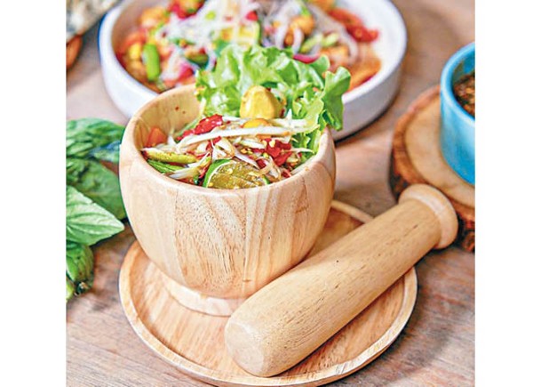 泰式經典青木瓜沙律上桌時，會附上木樁讓客人體驗現搗青木瓜及香料，增添趣味。