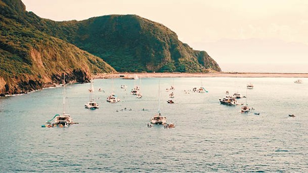 「盛夏牛奶海Party」可選帆船或遊艇到龜山島旁的牛奶海進行水上活動。