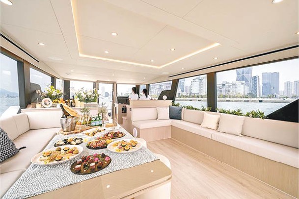 遊艇採用獨特的環景窗設計，置身船艙內可眺望360度海景。