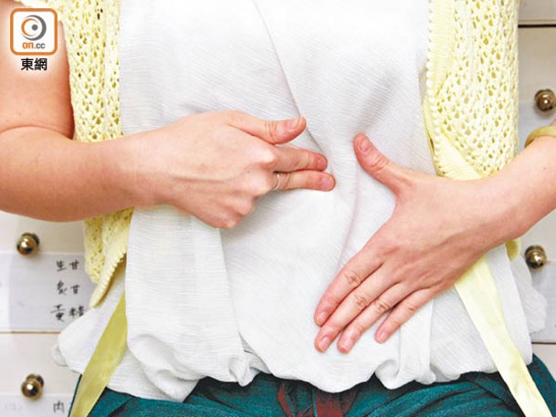 以雙指按壓中脘穴3至5分鐘，能增強胃的蠕動，改善調節胃機能。