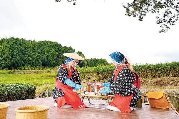 訪客可換上傳統採茶女服裝，讓人更能享受箇中樂趣。
