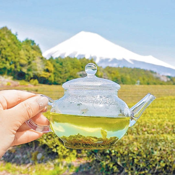 使用透明的茶壺，校啱角度的話可看到富士山的倒影。