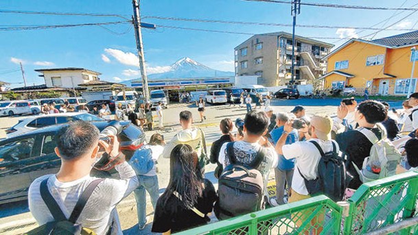 富士河口湖町某便利店成了拍攝富士山的熱點，但訪客過多卻構成了滋擾問題。
