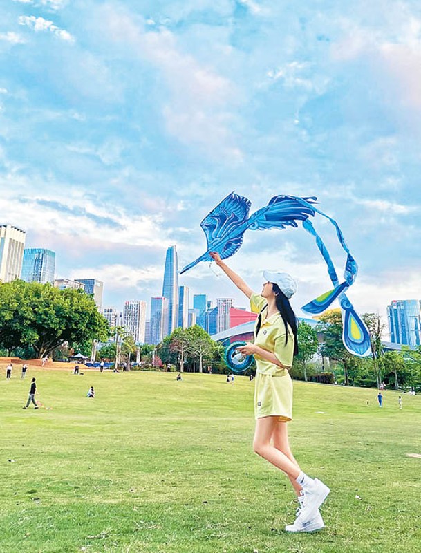 風箏廣場在公園南面，場地空曠很適合放風箏。（小紅書@今天早睡了嘛）