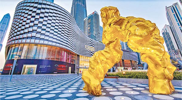 中央大街豎立了多個大型雕塑，包括中國著名雕塑家隋建國的作品「預言者」。