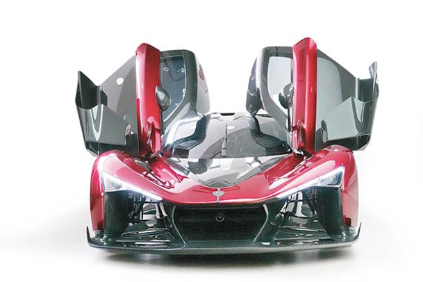 紅色的Agil身上的空氣動力學設計細節較多，採用像F1賽車般配備上翹小側翼的碳纖前擾流設計。