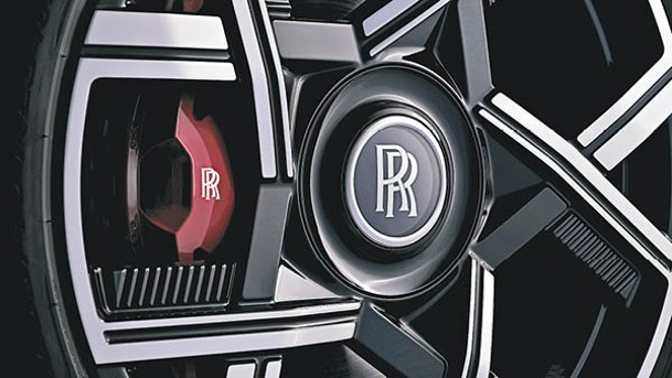 首度配上23吋鍛造鋁輪圈，Black Badge版可更清楚看到內藏制動卡鉗。