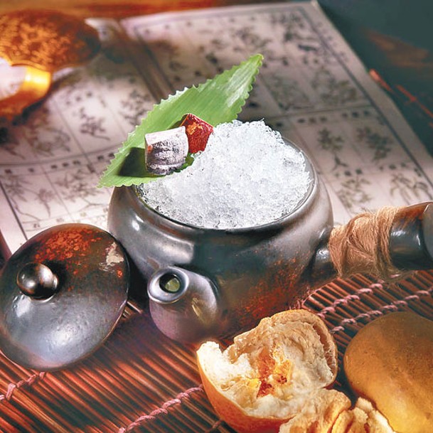 Monk Fruit<br>迷你藥煲內是羅漢果伏特加、龍舌蘭薑汁、菠蘿汁和八仙果，甘甜清香，造型特別。