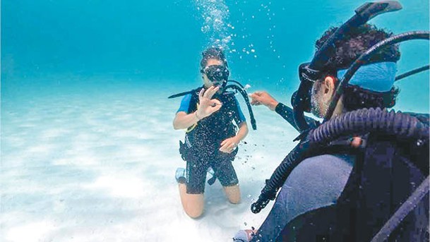 SeaOman潛水中心位於度假村內，提供各種專業的浮潛或潛水課程。
