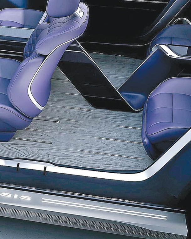 在深色實木地板下、內門板、座椅靠背等均設有輻射加熱薄膜，為車廂帶來溫暖。