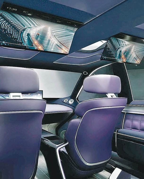 車廂頂設有一對顯示屏幕，可透過電動操控翻下打開，為乘客提供影音娛樂。