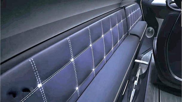 整個車廂以韓國天然顏料染色的Royal Indigo藍色羊絨與Purple Silk紫色皮革鋪陳。