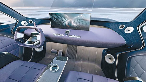 中央觸控屏幕具備自動垂直升降功能，在駐車狀態會自動縮回儀錶台內。